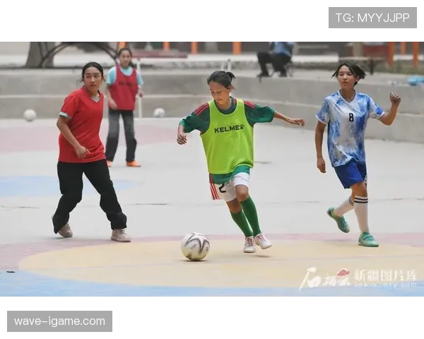 足球明星以身作则,激励青少年追逐梦想展现奋斗精神 足球明星以身作则,激励青少年追逐梦想展现奋斗精神